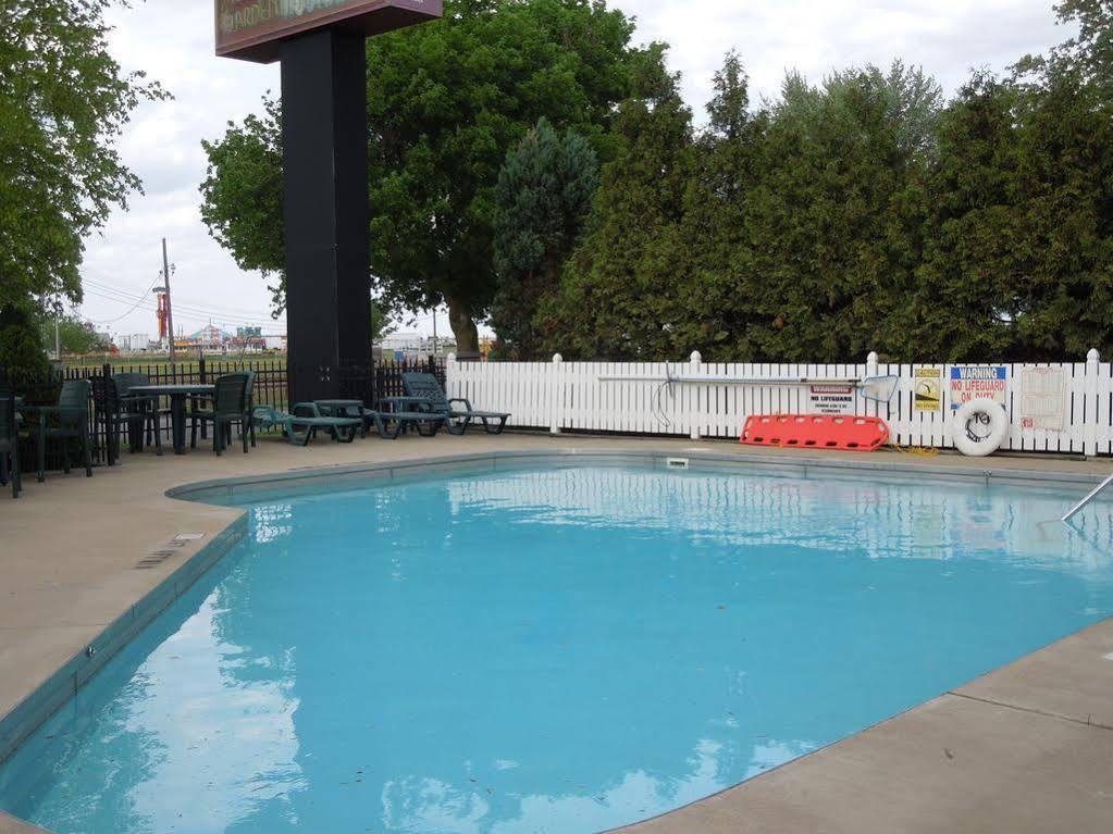 Ourguest Inn & Suites Downtown פורט קלינטון מראה חיצוני תמונה